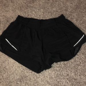 Women’s Lululemon hotty hot shorts 2.5”